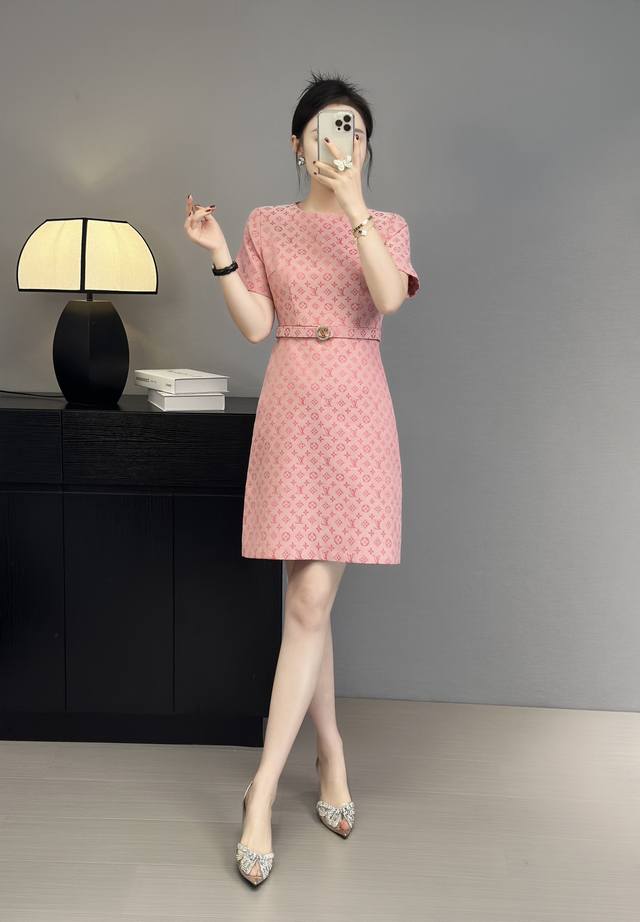 连衣裙 2054夏季新款 Lv提花系列款式 气质跑量款 高品质 订单款 必备款 颜色:咖啡 粉色 码数 Smlxlxxl